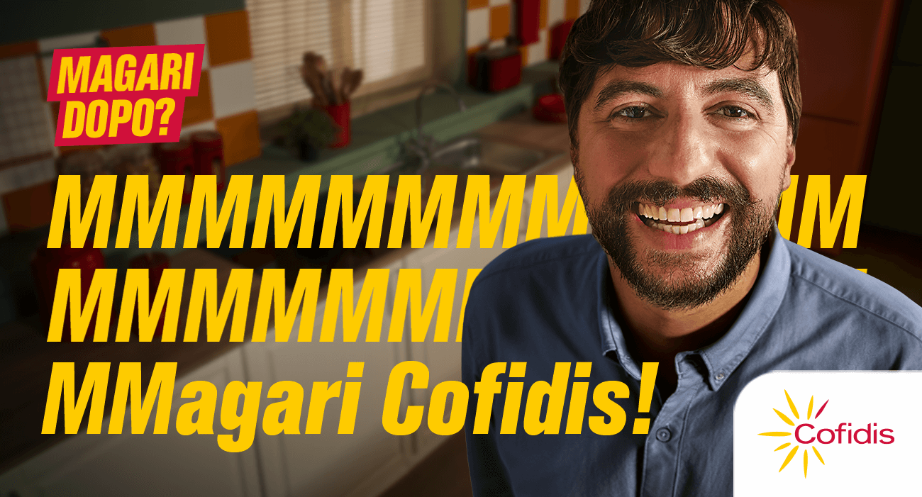 Uomo sorridente in primo piano con sfondo interno. In sovrimpressione il testo giallo “MMMMMMMMM MMMMMMM MMagari Cofidis!” e un riquadro rosso con la scritta “Magari dopo?”. Logo Cofidis in basso a destra.