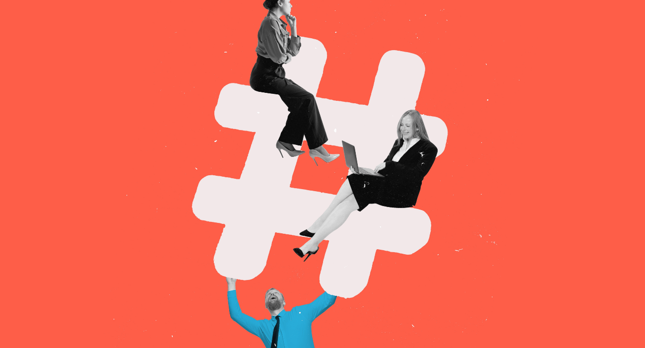 Composizione grafica con grande simbolo hashtag bianco su sfondo arancione: due donne in bianco e nero lavorano sedute sul simbolo, mentre un uomo in basso lo sostiene con le braccia alzate.