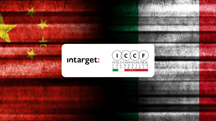 Bandiera della Cina e bandiera dell’Italia affiancate con logo Intarget e Italy China Council Foundation al centro, simbolo delle relazioni commerciali e strategiche tra i due Paesi.