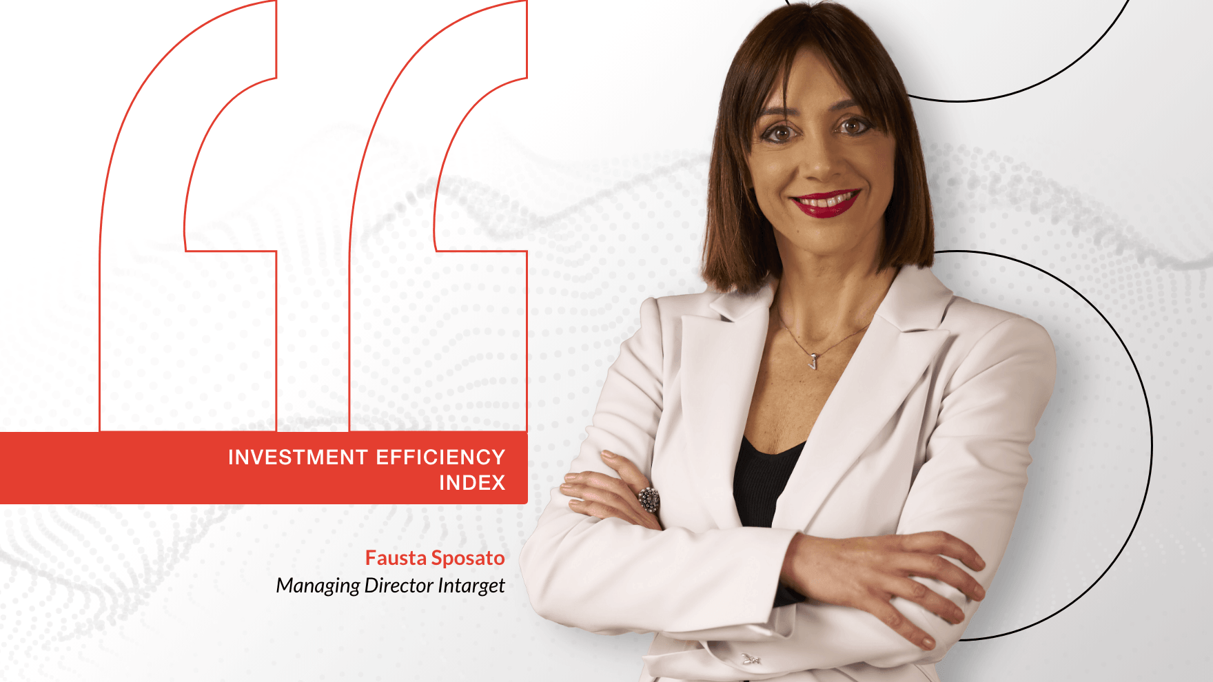 Ritratto di Fausta Sposato, Managing Director di Intarget, con grafica “Investment Efficiency Index” su sfondo minimal, simbolo di leadership e approccio data-driven al marketing.